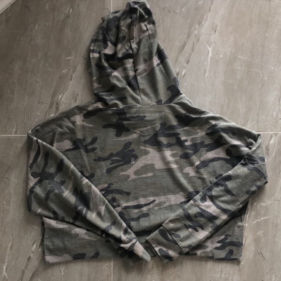 Cropped Lightweight Camo Hoodie - Picture 3 of 5